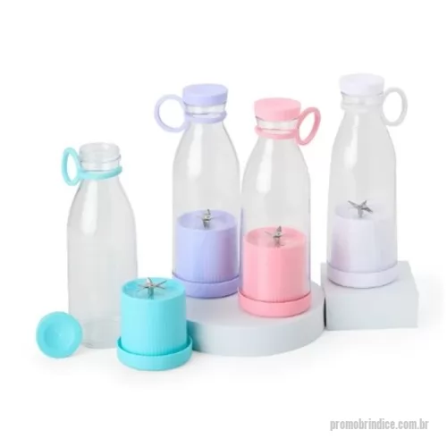 Garrafa personalizada - A Garrafa Plástica com Misturador 380ml Personalizada é perfeita para quem busca praticidade e um estilo de vida saudável. Ideal para preparar sucos, vitaminas e bebidas com frutas de forma rápida, ela conta com uma base misturadora equipada com lâminas em inox acionadas por botão, proporcionando uma mistura eficiente onde você estiver.  Com capacidade máxima de 380ml, possui tampa rosqueável para maior segurança durante o transporte e alça removível em silicone, tornando o uso ainda mais prático no dia a dia, academia, escritório, escola ou viagens.  A personalização é realizada exclusivamente em DTF UV, permitindo a aplicação de logotipos, nomes e artes coloridas com excelente definição, cores vibrantes e alta durabilidade, tornando o produto ideal para brindes corporativos, eventos e ações promocionais.  Características Capacidade máxima: 380ml Base misturadora com lâminas em inox Acionamento por botão Tampa rosqueável Alça removível em silicone Personalização em DTF UV Medidas Altu