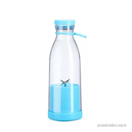 Garrafa personalizada - Garrafa plástica com base misturadora para frutas com capacidade máxima de 380ml. Possui base rosqueável com lâminas em inox acionadas por botão, permitindo a mistura de frutas com líquidos, além de tampa rosqueável e alça removível em silicone para 