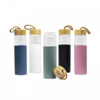 Garrafa de vidro com capacidade de até 750ml. Produzida em vidro borossilicato. Contém também uma tampa de bambu com alça de algodão facilitando o transporte e luva de silicone.