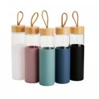 Garrafa de vidro borossilicato com capacidade de 750ml. Contém tampa de bambu com alça de algodão e luva de silicone.