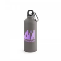 Squeeze em aço inox com parede dupla e tampa com sistema de vácuo (térmico). Capacidade até 500 mL. Mantém as bebidas quentes por 8h e frias por 24h. Certificação EU Food Grade. Fornecido em caixa branca. ø67 x 255 mm | Caixa: 75 x 75 x 275 mm