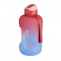 Garrafa PETG 2,2 litros com bico flip de silicone. Livre de BPA, a garrafa contém tampa com botão de acionamento para o bico com capa protetora, canudo acoplado e alça para transporte