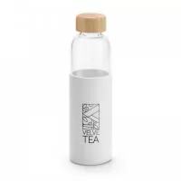 Squeeze em vidro borossilicato e com tampa em bambu. Revestido com luva em silicone. Capacidade até 600 mL. Certificação EU Food Grade. Fornecido em caixa. ø68 x 231 mm