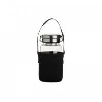 Garrafa de vidro borossilicato com capacidade de 650ml, acompanha peneira infusora e capa de neoprene com alça para transporte. Tampa de alumínio com alça para transporte.