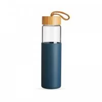 Garrafa de vidro borossilicato com capacidade de 750ml. Contém tampa de bambu com alça de algodão e luva de silicone.