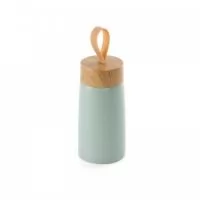 Garrafa inox 304 com parede dupla, capacidade de 250ml. Contém tampa plástica com design de bambu e alça de silicone para transporte.