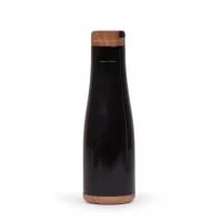 Garrafa de Inox 730ml com detalhes plásticos imitando de madeira, possui tampa rosqueável com alça retrátil emborrachada.