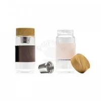 Garrafa de vidro personalizada com capacidade de até 400ml para armazenar sua bebida. Produzida em vidro borossilicato, material durável e fácil de limpar. Contém também tampa de bambu, infusor de chá produzido em aço inoxidável e luva de tecido sintético. Ideal para divulgar sua empresa em eventos corporativos, brindes personalizados e campanhas promocionais.