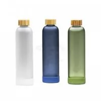 Garrafa de vidro personalizada com capacidade de até 1 litro para armazenar sua bebida. Produzida em vidro borossilicato, material durável e fácil de limpar. Contém também tampa de bambu e uma uma base removível de silicone anti-impacto. Ideal para divulgar sua empresa em eventos corporativos, brindes personalizados e campanhas promocionais.