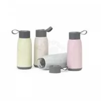Garrafa personalizada com capacidade para 350ml produzida em vidro e revestimento em plástico. Possui tampa plástica rosqueável com vedação para evitar o vazamento do líquido e alça de silicone. Ideal para divulgar sua empresa em eventos corporativos, brindes personalizados e campanhas promocionais.
