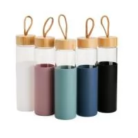 Garrafa de vidro borossilicato com capacidade de 750ml. Contém tampa de bambu com alça de algodão e luva de silicone.