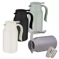 Garrafa Térmica com parede dupla em aço inox com capacidade de 950ml, parede externa com pintura a pó. Alça de transporte lateral em plástico. Tampa plástica rosqueável com vedação em silicone, possui sistema corta-pingo.