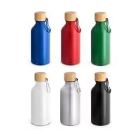 Squeeze em alumínio 100% reciclado com cor sólida brilhante. A squeeze tem uma tampa em bambu, à prova de água, e mosquetão que facilita o transporte. Capacidade até 400 mL. Caixa branca 94656 vendida opcionalmente. Certificação EU Food Grade. A cor e o resultado da impressão nos materiais naturais pode variar entre produtos. ø66 x 171 mm