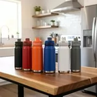 Garrafa térmica em inox com base emborrachada antiderrapante e capacidade máxima de 750ml. Possui estrutura de parede dupla e isolamento a vácuo, permitindo conservar a temperatura de líquidos por mais tempo. Dispõe ainda de tampa plástica com alça móvel e protetor para o bocal acionado por botão. Acompanha um canudo plástico para encaixe no interior da garrafa.