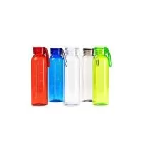 Garrafa feita em plástico livre de BPA com capacidade máxima de 640 ml e marcação de volume impressa de até 600 ml. Conta com tampa plástica rosqueável com alça de silicone fixa. Altura : 22,6 cm Largura : 6,6 cm Circunferência : 21,1 cm Peso aproxim