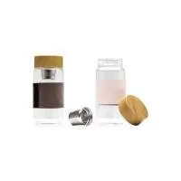 Garrafa de vidro borossilicato com capacidade de 400ml, acompanha infusor e luva de tecido sintético. Tampa de bambu. Altura : 16,6 cm Largura : 7,3 cm Circunferência : 22,1 cm Tamanho total aproximado CxL : Diâmetro bocal 5,3 cm Peso aproximado g : 