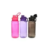 Uma garrafa plástica para deixar a sua rotina de hidratação mais ágil. Com capacidade máxima de 800 ml, a garrafa possui design ergonômico para tornar seu uso ainda mais agradável. Também possui uma tampa de plástico rosqueável com uma proteção adici