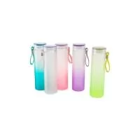 Garrafa de vidro jateado bicolor, capacidade de 450ml. Contém alça de silicone. Altura : 21,8 cm Largura : 6 cm Circunferência : 19 cm Tamanho total aproximado CxL : Diâmetro sem a tampa 4,3 cm Peso aproximado g : 257