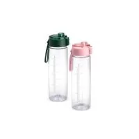 Garrafa feita em plástico livre de BPA com capacidade máxima de 750 ml e marcação de volume impressa de até 700 ml. Possui tampa rosqueável em polipropileno PP com protetor para o bocal, botão de acionamento e alça de mão em silicone. Altura : 24,5 c
