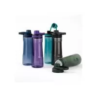 Garrafa plástica em policarbonato PC livre de BPA com capacidade máxima de 750 ml. Possui tampa rosqueável em polipropileno PP com protetor para o bocal, anel emborrachado antiderrapante e alça fixa para transporte. Acompanha peneira plástica para en