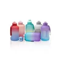 Squeeze PETG 2,2 litros com bico flip de silicone. Livre de BPA, a garrafa contém tampa com botão de acionamento para o bico com capa protetora, canudo acoplado e alça para transporte.
