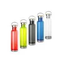Garrafa plástica com tampa de aço inoxidável com detalhe na tampa em bambu. Tampa rosqueável. Com capacidade de até 800ml.