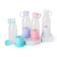 A Garrafa Plástica com Misturador 380ml Personalizada é perfeita para quem busca praticidade e um estilo de vida saudável. Ideal para preparar sucos, vitaminas e bebidas com frutas de forma rápida, ela conta com uma base misturadora equipada com lâminas em inox acionadas por botão, proporcionando uma mistura eficiente onde você estiver.  Com capacidade máxima de 380ml, possui tampa rosqueável para maior segurança durante o transporte e alça removível em silicone, tornando o uso ainda mais prático no dia a dia, academia, escritório, escola ou viagens.  A personalização é realizada exclusivamente em DTF UV, permitindo a aplicação de logotipos, nomes e artes coloridas com excelente definição, cores vibrantes e alta durabilidade, tornando o produto ideal para brindes corporativos, eventos e ações promocionais.  Características Capacidade máxima: 380ml Base misturadora com lâminas em inox Acionamento por botão Tampa rosqueável Alça removível em silicone Personalização em DTF UV Medidas Altu