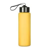 Garrafa plástica de 680ml. Produzido em PVC fosco livre de BPA, a squeeze possui tampa rosqueável em inox com alça elástica para transporte (não removível).