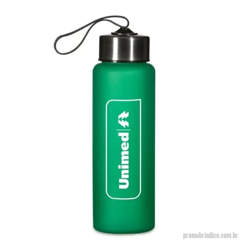 Garrafa Plástica personalizada - Squeeze plástico de 680ml. Produzido em PVC fosco livre de BPA, a squeeze possui tampa rosqueável em inox com alça elástica para transporte (não removível).