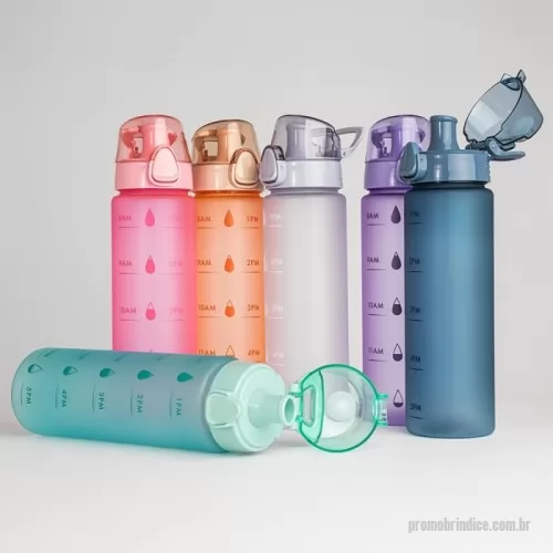 Garrafa Plástica personalizada - Mantenha-se hidratado com a nossa garrafa ideal para o dia a dia. Feita de plástico resistente, ela combina praticidade e funcionalidade com um design inteligente. Possui tampa com bocal e botão de acionamento para facilitar o uso, alça para transporte que garante praticidade onde quer que você vá, e um marcador de horário que ajuda a lembrar de se hidratar ao longo do dia, além de motivar quem tem dificuldade em manter uma rotina de consumo de água.