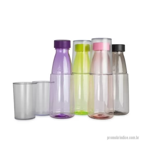 Garrafa Plástica personalizada - Garrafa e copo em um único produto! Com capacidade de 550ml, a garrafa 2 em 1 é fabricada em plástico e possui um copo integrado, ideal para consumir água, chá gelado e outras bebidas com praticidade. Conta com tampa rosqueável que garante segurança e evita vazamentos, enquanto o design compacto facilita o transporte para onde for. Uma escolha funcional e prática para diferentes momentos.