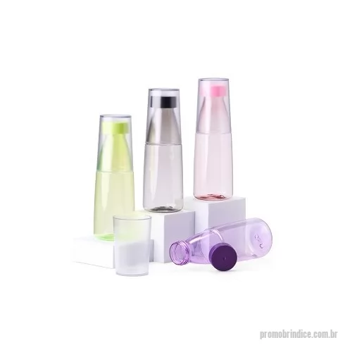Garrafa Plástica personalizada - Garrafa e copo em um único produto! Com capacidade de 550ml, a garrafa 2 em 1 é fabricada em plástico e possui um copo integrado, ideal para consumir água, chá gelado e outras bebidas com praticidade. Conta com tampa rosqueável que garante segurança e evita vazamentos, enquanto o design compacto facilita o transporte para onde for. Uma escolha funcional e prática para diferentes momentos.