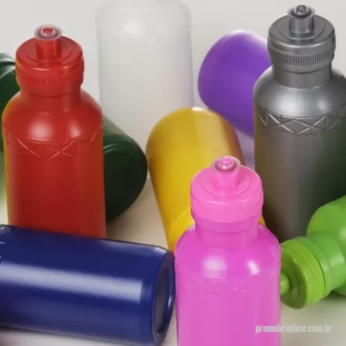 Garrafa Plástica personalizada - Squeeze 500ml plástico livre de BPA, possui detalhe em relevo na parte superior e tampa rosqueável com bico de silicone.