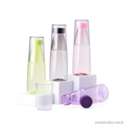 Garrafa Plástica personalizada - Descrição: Garrafa e copo em um único produto! Com capacidade de 550ml, a garrafa 2 em 1 é fabricada em plástico e possui um copo integrado, ideal para consumir água, chá gelado e outras bebidas com praticidade. Conta com tampa rosqueável que garante segurança e evita vazamentos, enquanto o design compacto facilita o transporte para onde for. Uma escolha funcional e prática para diferentes momentos.  Altura :  21,4 cm  Largura :  7,2 cm  Circunferência :  22,7 cm  Medidas aproximadas para gravação (CxL):  Garrafa: 9 cm x 2 cm/ Copo: 6 cm x 2 cm  Peso aproximado (g):  104