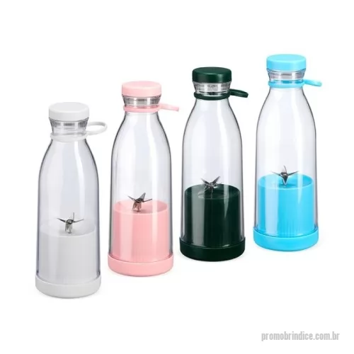 Garrafa Plástica personalizada - Descrição: Garrafa plástica com base misturadora para frutas com capacidade máxima de 380ml. Possui base rosqueável com lâminas em inox acionadas por botão, permitindo a mistura de frutas com líquidos, além de tampa rosqueável e alça removível em silicone para transporte. Observação: Para que o triturador funcione corretamente, o volume de frutas e líquidos não deve ultrapassar 300ml.  Altura :  22,4 cm  Largura :  7,9 cm  Circunferência :  23,3 cm  Medidas aproximadas para gravação (CxL):  5 cm x 10 cm
