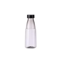 Garrafa 950ml com Porta-Comprimidos Integrado  Muito mais do que uma garrafa! Este modelo de 950ml une hidratação e organização em um só produto. Fabricada em plástico resistente, ela possui uma tampa rosqueável com detalhe em alumínio e um compartimento interno especialmente projetado para armazenar comprimidos com segurança. Ideal para quem tem uma rotina agitada e precisa manter suplementos, vitaminas ou medicamentos sempre à mão. Acompanha alça de nylon para facilitar o transporte em qualquer ocasião — seja no trabalho, na academia ou em viagens.  Especificações:  Capacidade: 950 ml  Material: Plástico com detalhe em alumínio  Altura: 25,1 cm  Largura: 8 cm  Diâmetro do bocal: 5,3 cm  Circunferência: 24,3 cm  Área para gravação: 17 cm x 4 cm  Peso aproximado: 117 g