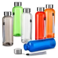 Garrafa *RPET com capacidade de até 600ml. Alça de transporte em cordão e tampa rosqueável de metal.  *RPET: Tereftalato de polietileno reciclado
