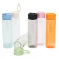 Garrafa em plástico AS com capacidade máxima e marcação de volume de 500ml. Possui tampa rosqueável em polipropileno (PP) com anel de vedação em silicone e alça retrátil integrada com encaixe de pressão que a mantém retraída quando não está em uso.