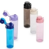 Garrafa em plástico AS livre de BPA com capacidade máxima e marcação de volume de 700ml. Possui tampa rosqueável em polipropileno (PP) com protetor para o bocal, anel de vedação interno e alça fixa para transporte.