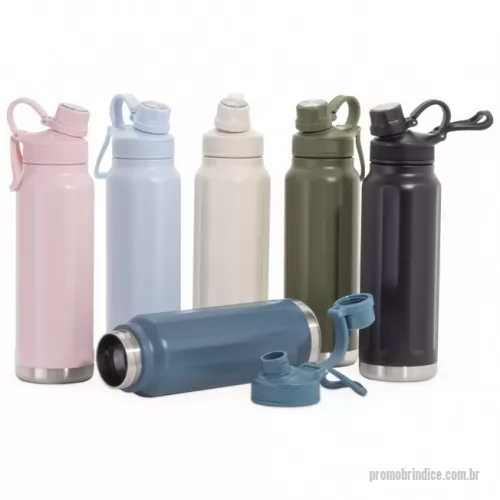 Garrafa térmica personalizada - Garrafa térmica feita em inox 304 de parede dupla com capacidade de 950ml. Com design de faixas em relevo, a garrafa possui tampa com alça para transporte e tampa de proteção para o bocal.