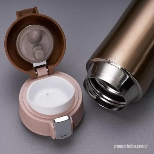 Garrafa térmica personalizada - Garrafa térmica Personalizada 02087 com sua logomarca. 20 anos ajudando a cotar Brindes Promocionais com várias empresas num único clique. Garrafa térmica 450ml colorida com sistema de trava. Material metálico com revestimento interno em inox, parte inferior com borracha anti deslizante; possui tampa plástica fosca com borracha interna para vedação evitando o vazamento de líquido e prezando sua temperatura; possui botão central para abertura e trava lateral(basta seguir a orientação dos desenhos de cadeados simulando o travamento/destravamento da tampa).Garrafa térmica 450ml colorida com sistema de trava. Material metálico com revestimento interno em inox, parte inferior com borracha anti deslizante; possui tampa plástica fosca com borracha interna para vedação evitando o vazamento de líquido e prezando sua temperatura; possui botão central para abertura e trava lateral(basta seguir a orientação dos desenhos de cadeados simulando o travamento/destravamento da tampa).Garrafa térmica Personalizada, 151341, Elembrancas. Clique e Cote no Portal PromoBríndice!