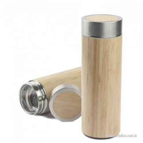 Garrafa térmica personalizada - Garrafa em aço inox com 400 ml. Com revestimento externo em fibra de bambu e infusor para chás. Conserva líquido quente por até 5 horas e líquido frio até 7 horas. A tonalidade da madeira pode sofrer alteração Dimensão Produto: 20,5X ø8cmm Peso do Produto: 0,300kg