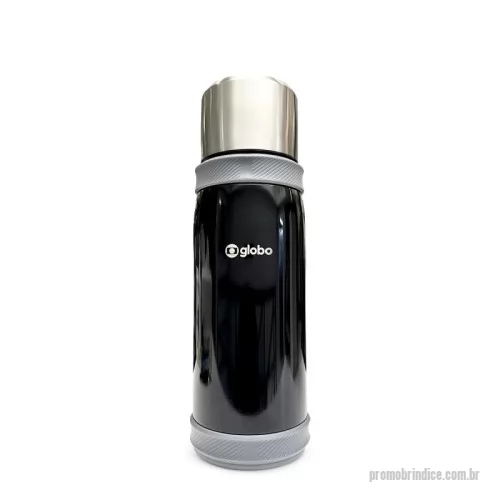 Garrafa térmica personalizada - Garrafa térmica em aço inox com parede dupla isolada a vácuo, com capacidade de até 1,2l. Além de garantir a temperatura ideal do líquido por horas, é muito fácil de ser transportada por sua alça lateral que torna o uso desse potente recipiente muito mais simples. Tampa rosqueável e anel de silicone para vedação na tampa.