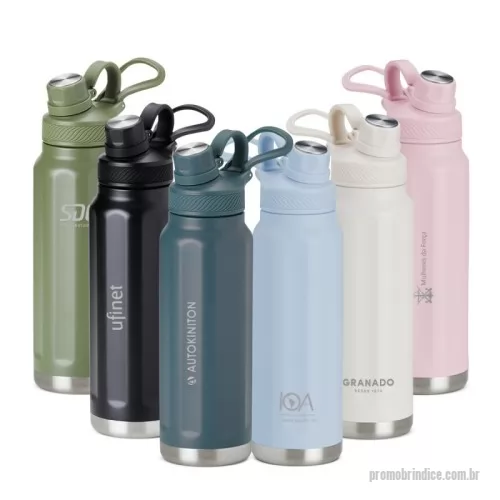 Garrafa térmica personalizada - Garrafa térmica feita em inox 304 de parede dupla com capacidade de 950ml. Com design de faixas em relevo, a garrafa possui tampa com alça para transporte e tampa de proteção para o bocal.