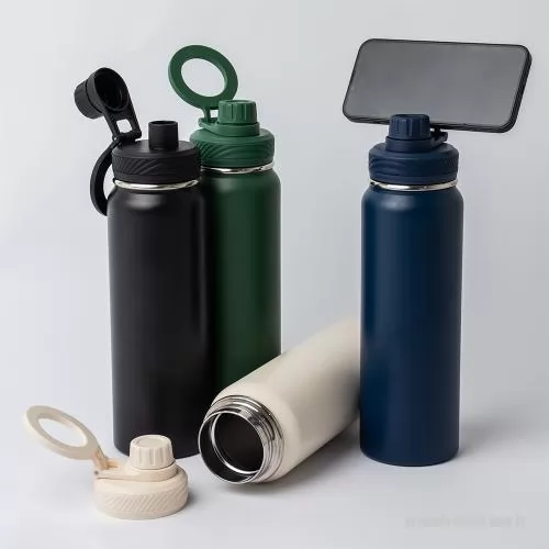 Garrafa térmica personalizada - Garrafa Térmica de 850ml em inox 304, é possível utilizá-la como tripé através de sua alça flexível, segura e magnética integrada à tampa. Basta posicionar o celular (compatível a partir do iPhone 12º geração) na alça e aproveitar. Além disso, sua ta