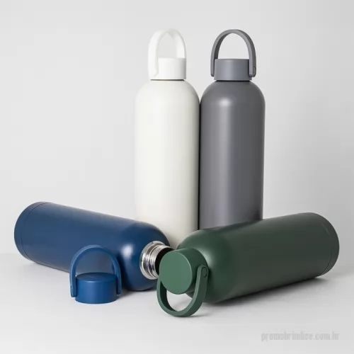 Garrafa térmica personalizada - Experimente a qualidade desta garrafa térmica de 750ml. Feita em inox 304, excelente para manter a temperatura perfeita, seja ela quente ou fria. Possui tampa plástica com abertura rosqueável e alça flexível emborrachada para maior conforto ao transportá-la. Essa garrafa com certeza é a escolha perfeita para o dia a dia. 