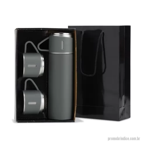Garrafa térmica personalizada - Kit Garrafa Térmica  Descrição: Kit garrafa térmica 450ml com duas tampas extras que podem ser utilizadas como xícaras. Garrafa produzida em inox com base antiderrapante e tampas de inox com revestimento plástico. Acompanha sacola de papel com berço de papelão para acomodação das peças.  Altura :  23,3 cm  Largura :  9,8 cm  Circunferência :  21 cm  Medidas aproximadas para gravação (CxL):  16,5 cm x 3 cm  Peso aproximado (g):  354