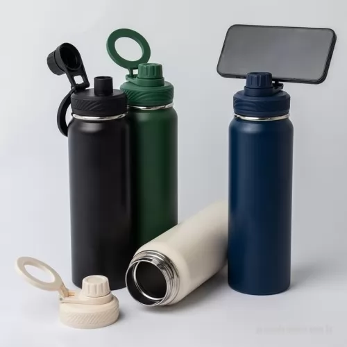 Garrafa térmica personalizada - Garrafa térmica Personalizada GT18846 com sua logomarca. 20 anos ajudando a cotar Brindes Promocionais com várias empresas num único clique. Agora ficou fácil aproveitar bebidas na temperatura ideal, gravar vídeos e assistir a séries. Com a Garrafa Térmica de 850ml em inox 304, é possível utilizá-la como tripé através de sua alça flexível, segura e magnética integrada à tampa. Basta posicionar o celular (compatível a partir do iPhone 12º geração) na alça e aproveitar. Além disso, sua tampa plástica rosqueável também possui uma proteção para o bocal, e sua alça versátil facilita o manuseio da garrafa térmica durante as caminhadas. Acompanha disco metálico com verso autocolante para celulares que não possuem compatibilidade magnética.Agora ficou fácil aproveitar bebidas na temperatura ideal, gravar vídeos e assistir a séries. Com a Garrafa Térmica de 850ml em inox 304, é possível utilizá-la como tripé através de sua alça flexível, segura e magnética integrada à tampa. Basta posicionar o celular (compatível a partir do iPhone 12º geração) na alça e aproveitar. Além disso, sua tampa plástica rosqueável também possui uma proteção para o bocal, e sua alça versátil facilita o manuseio da garrafa térmica durante as caminhadas. Acompanha disco metálico com verso autocolante para celulares que não possuem compatibilidade magnética.Garrafa térmica Personalizada, 171477, Fit Brindes Brasil. Clique e Cote no Portal PromoBríndice!