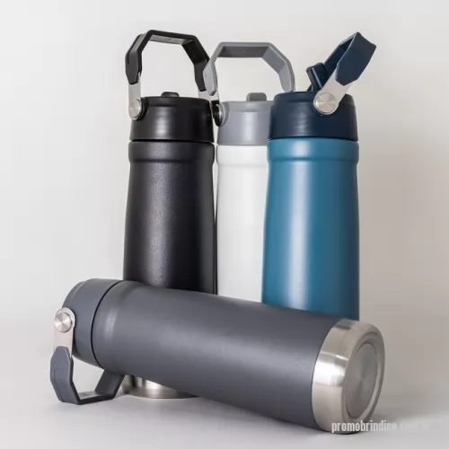 Garrafa térmica personalizada - Beba com qualidade e na temperatura perfeita. Com design pensado para o dia a dia, esta garrafa térmica de 630ml oferece uma ótima experiência para quem busca manter a bebida sempre na temperatura ideal. Fabricada em inox SUS 304 com parede dupla, conserva líquidos quentes ou gelados por mais tempo, preservando o sabor e a qualidade. O bico flexível integrado à tampa plástica rosqueável e com alça facilita o consumo a qualquer momento, enquanto o canudo interno permite beber de forma confortável. Perfeita para acompanhar treinos, momentos ao ar livre ou a rotina diária, deixando água, vitaminas e outras bebidas sempre prontas para consumo. Cores disponiveis: Azul, preto, cinza e branco