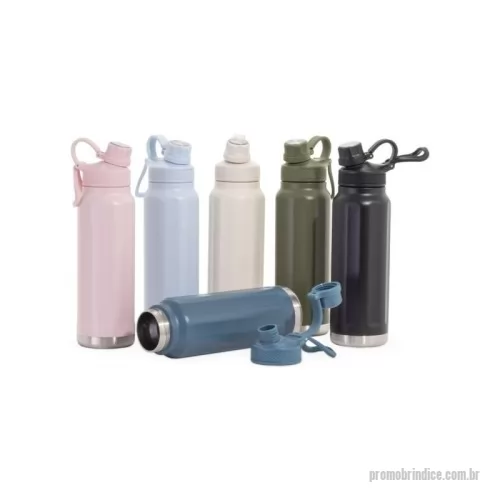 Garrafa térmica personalizada - Garrafa térmica feita em inox 304 de parede dupla com capacidade de 950ml. Com design de faixas em relevo, a garrafa possui tampa com alça para transporte e tampa de proteção para o bocal.